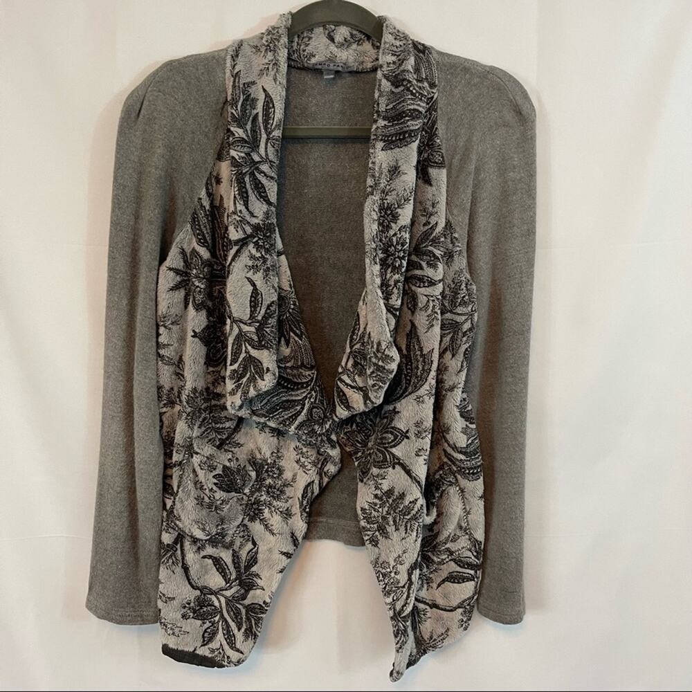 Tempo Paris, Open Front Sweater. Size Small. In good used condition!